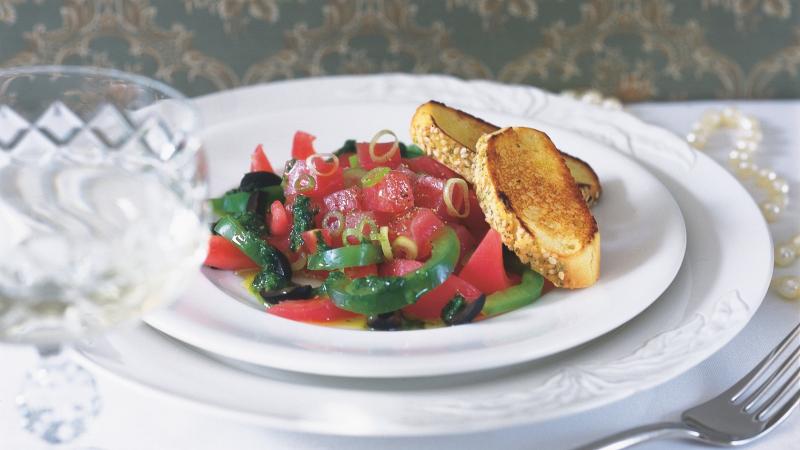 Tartar z čerstvého tuňáka s tomaty a zeleným olejem