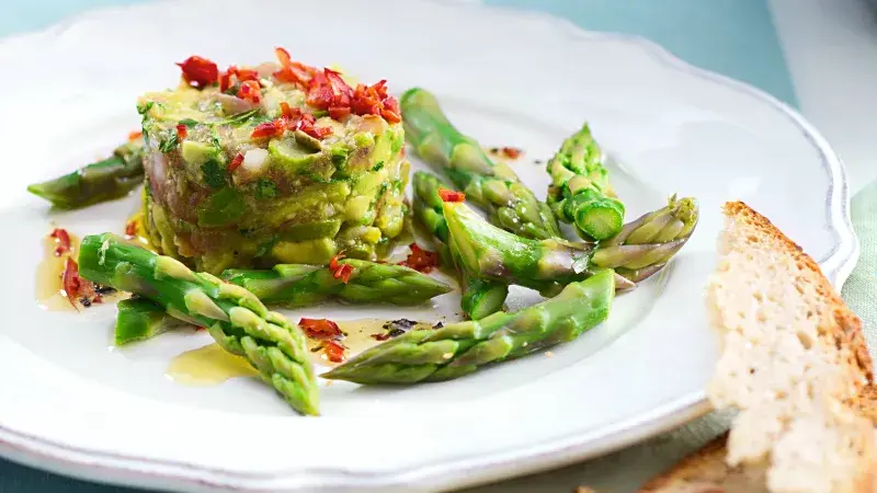 Tataráček ze zeleného chřestu a avokáda