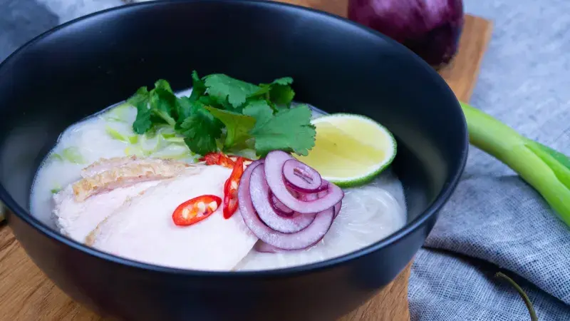 Thajská kuřecí polévka