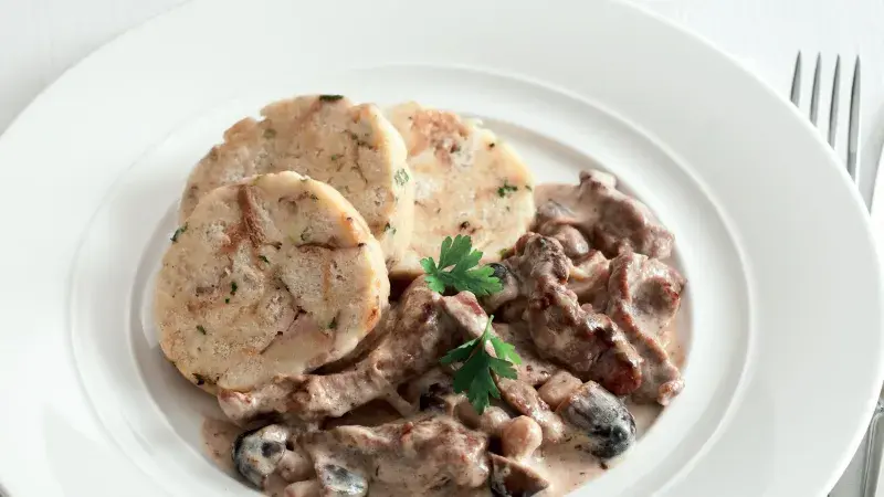 Telecí ragú s houbami a šunkovým knedlíkem