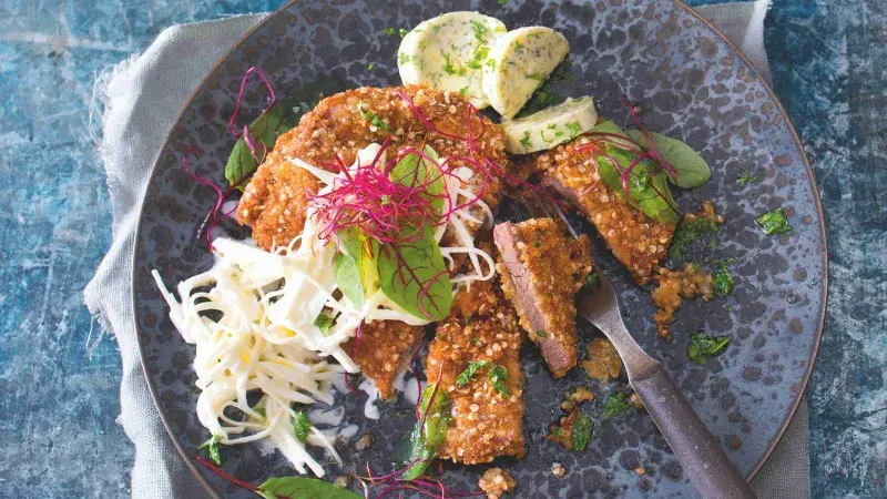 Telecí řízek s quinoou, bylinkovým máslem a celerovou remuládou