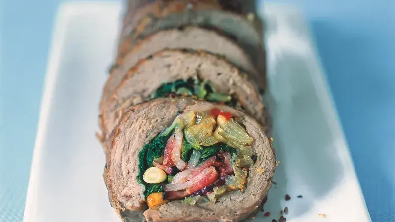 Telecí roláda se špenátem a piniovými oříšky