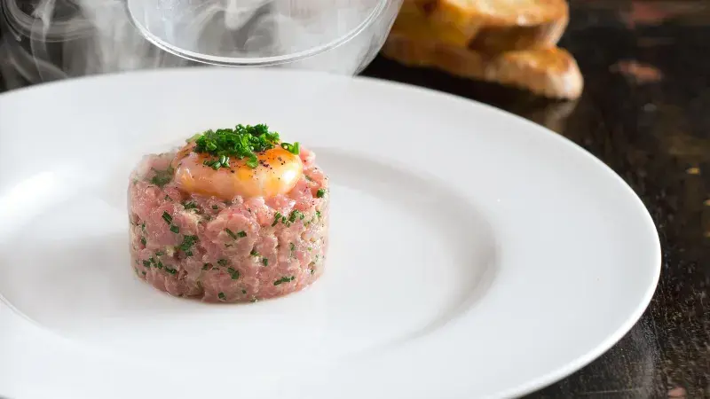 Lehce zauzený telecí tartar