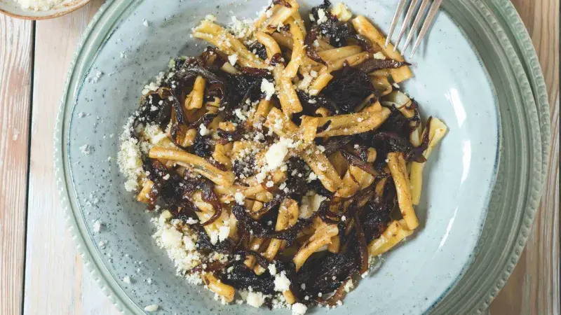 Těstoviny s karamelizovanou cibulí