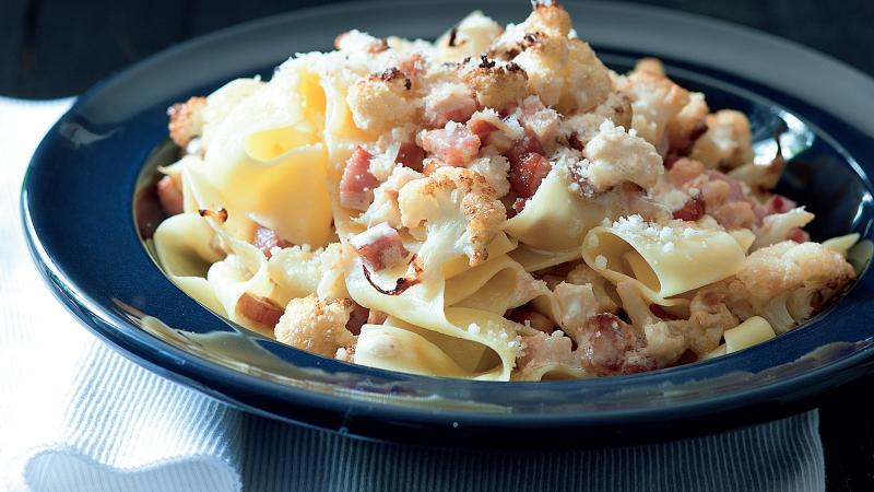 Těstoviny s květákem, slaninou a chilli