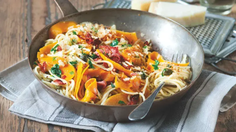 Těstoviny s máslovou dýní a česnekovou strouhankou