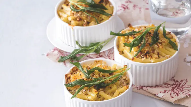 Těstoviny s modrým sýrem, šalvějí a ořechy