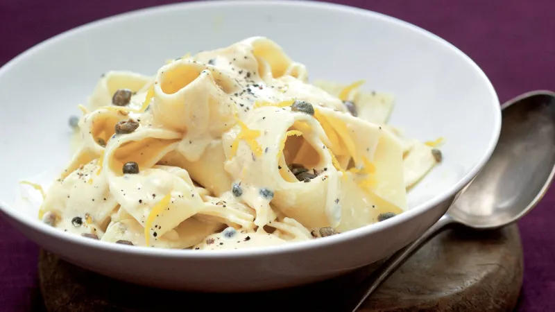 Těstoviny s pepřem a křupavými kapary