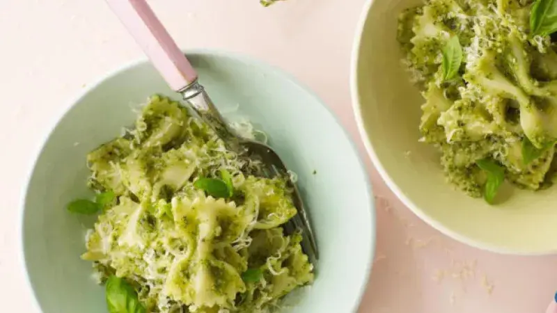 TĚSTOVINY SE ZELENÝM PESTEM A AVOKÁDEM