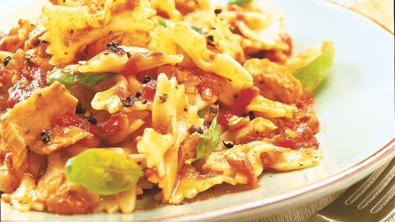 Těstoviny s omáčkou s tuňákem a rajčaty