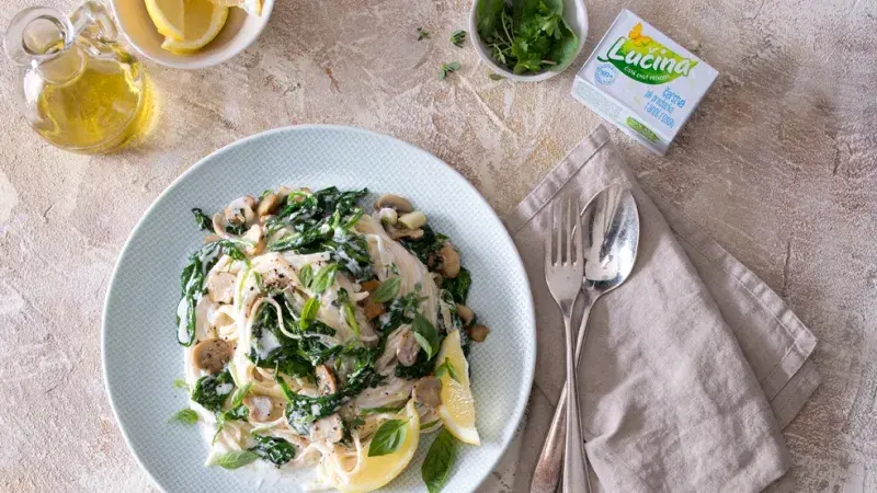 Těstoviny s Lučinou, houbami a špenátem