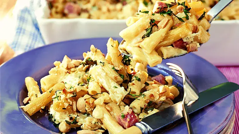 Zapečené těstoviny se sýrem a oříšky