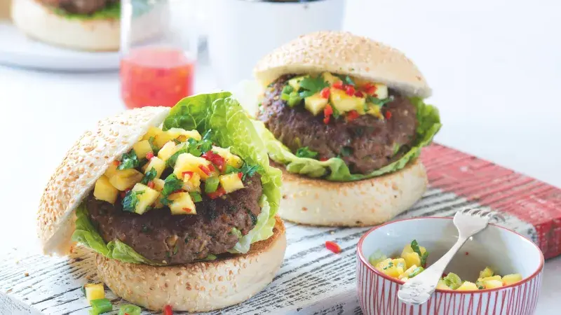 Thajské burgery s batáty & ananasovou salsou
