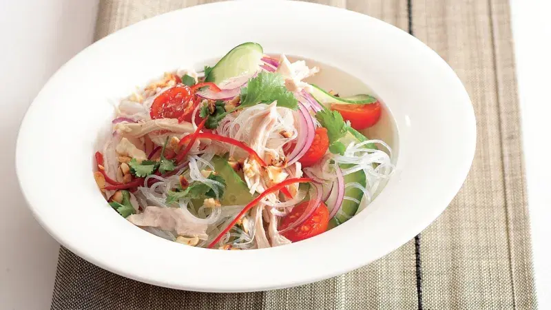 Thaský salát s kuřetem a nudlemi