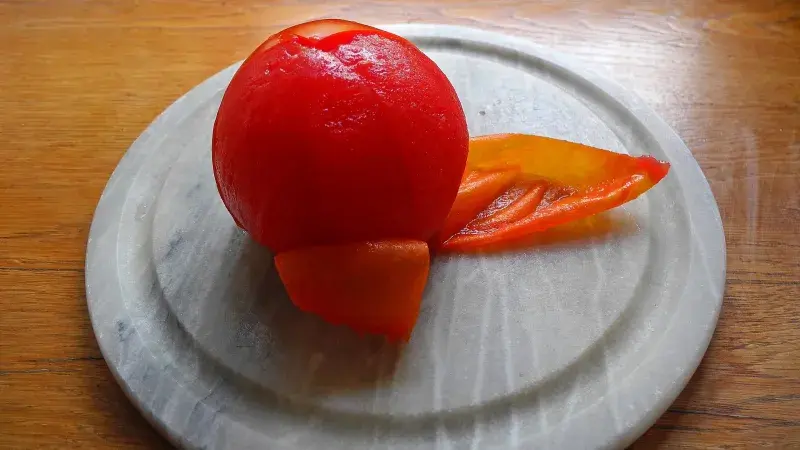 Jak oloupat rajčata? Kouzlo spočívá v rychlém spaření a prudkém zchlazení