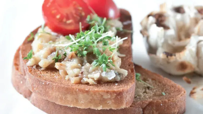 Topinka s pečeným česnekem