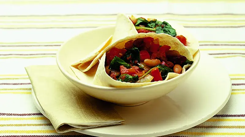 Chlebové placky se špenátem a rajčaty