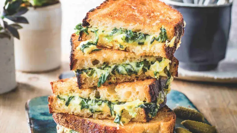 Toust s jarními cibulkami a sýrem gruyère