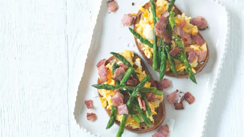 Tousty s míchanými vejci a zeleným chřestem