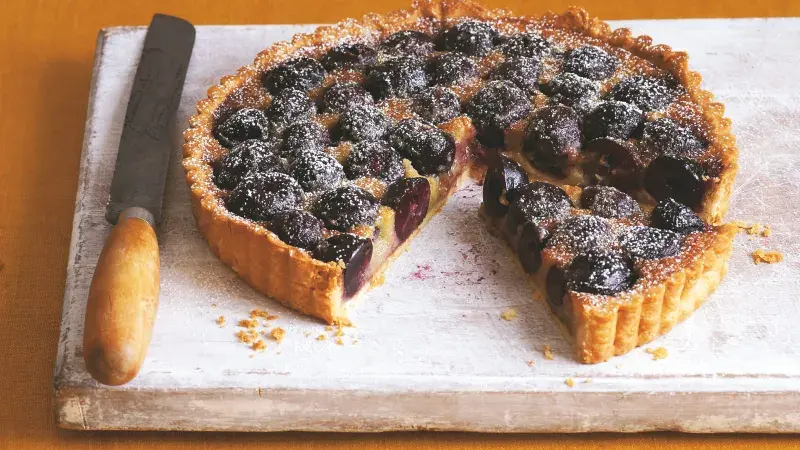 Křehký třešňový koláč s krémem