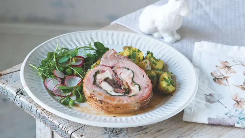 Bylinkové brambory a ředkvičkový salát 