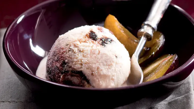 Tvarohová zmrzlina s povidly či švestkami