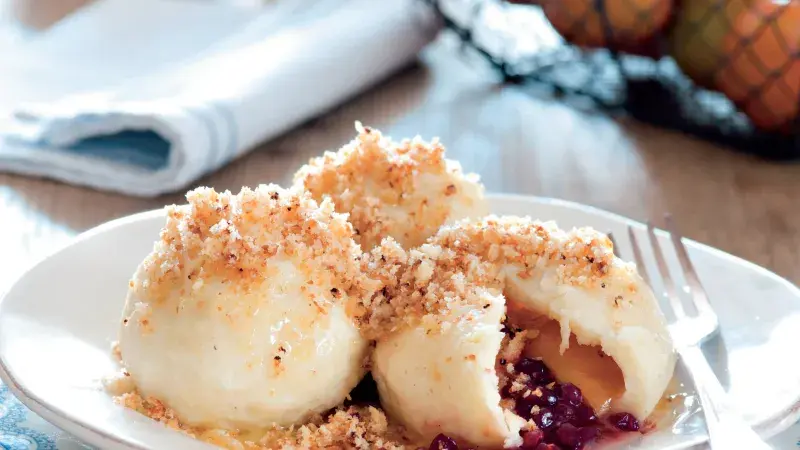 Jaké těsto zvolit na ovocné knedlíky? Nadýchané kynuté nebo tvarohové nejsou jediné možnosti