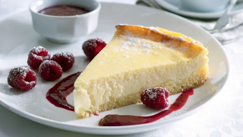Tvarohový koláč s malinovou omáčkou