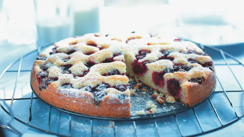 Tvarohový koláč s ostružinami