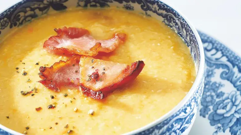 Uzená hrachovo-mrkvová polévka