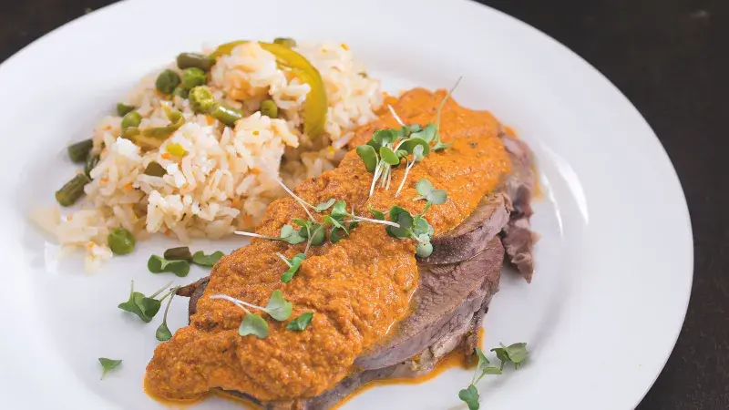 Vařený jazyk s mandlovou omáčkou a rýží