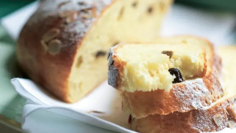 Nakrájený velikonoční mazanec