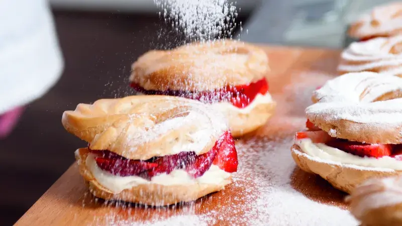 Žloutkové věnečky s jahodami