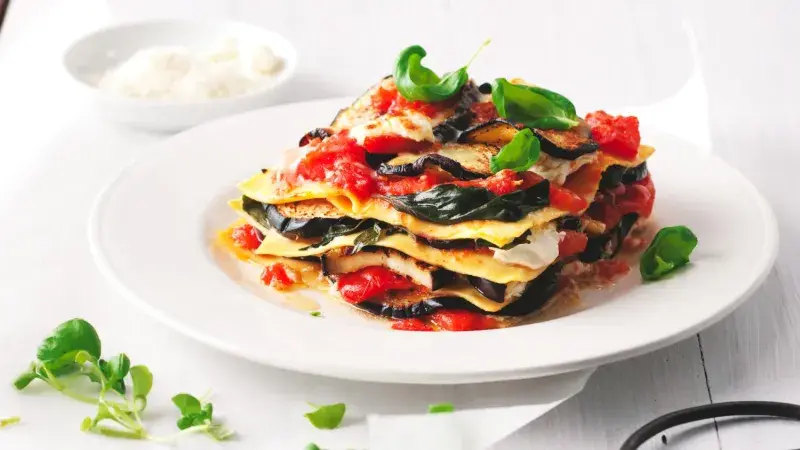 Lasagne s lilkem a čerstvými rajčaty