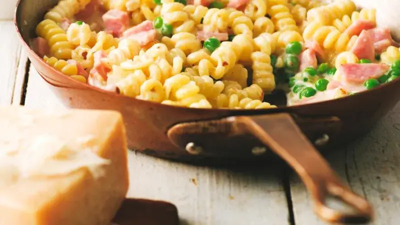 Barilla Fusilli s hráškem a šunkou