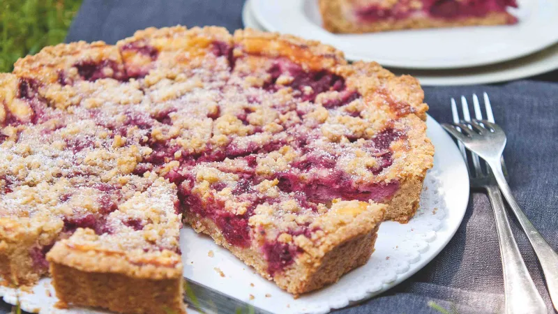 Višňový koláč s ovesnými vločkami a tvarohem