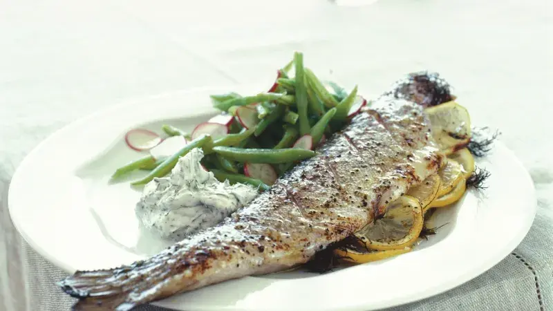 Voňavý pstruh a lehký salát