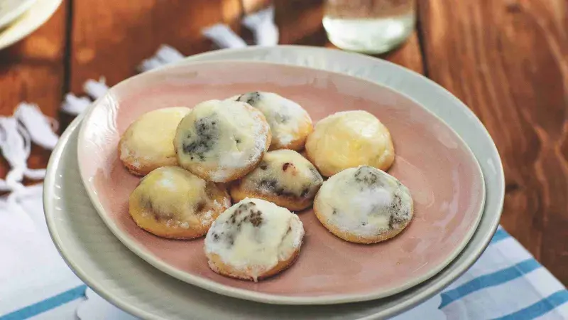 Vykrajované svatební koláčky