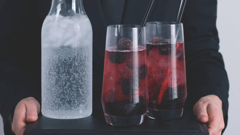 Welcome drink z ginu a lesního ovoce