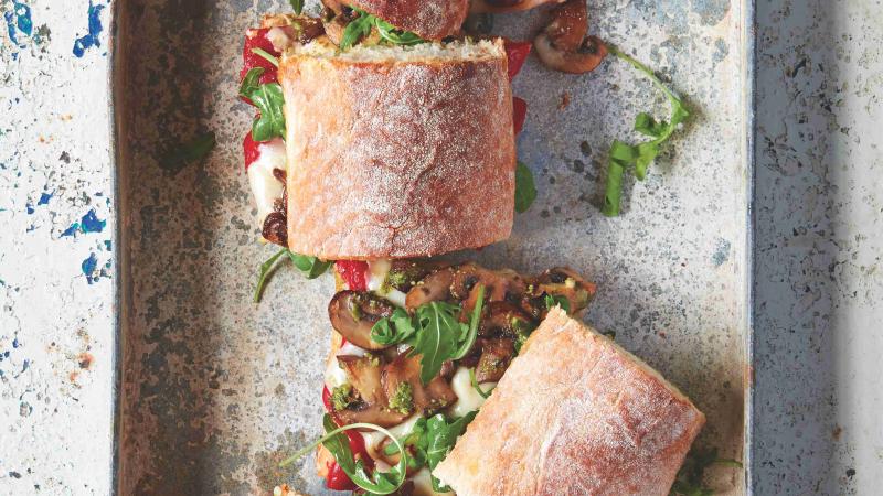 Zapečená ciabatta se žampiony, česnekem a sýrem taleggio