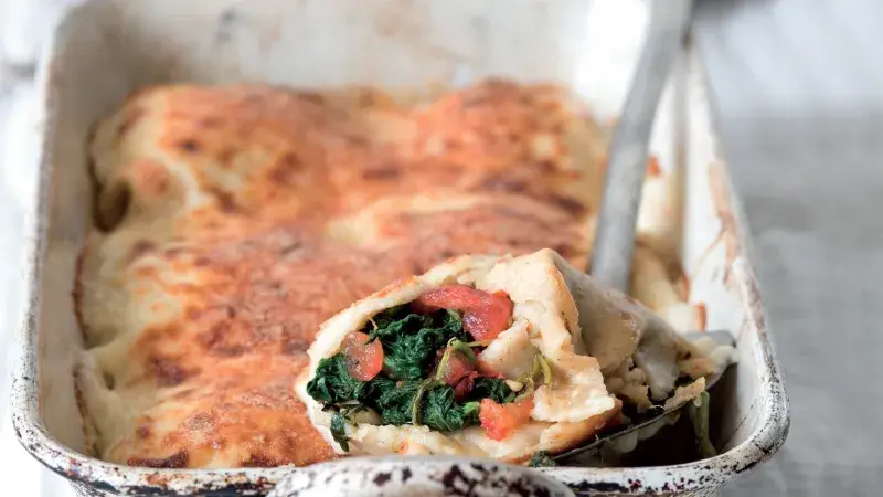 Zapečené palačinky se špenátem a rajčaty