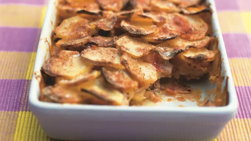 Brambory zapečené se slaninou