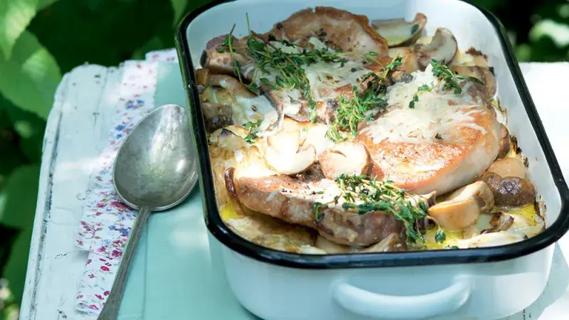 Zapékané vepřové kotlety se smetanou a houbami