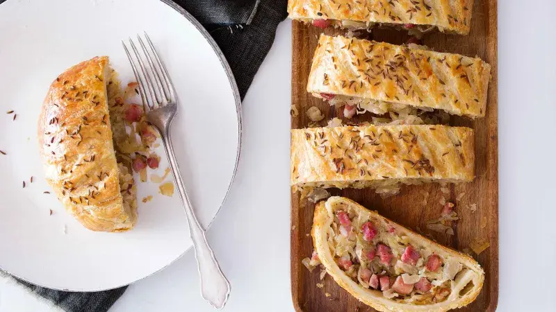 Zelný závin s uzeným masem