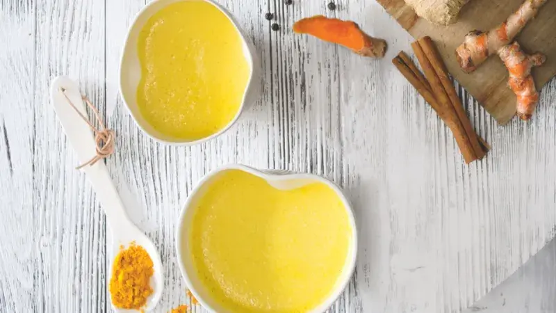 Zázvorovo-kurkumové latte