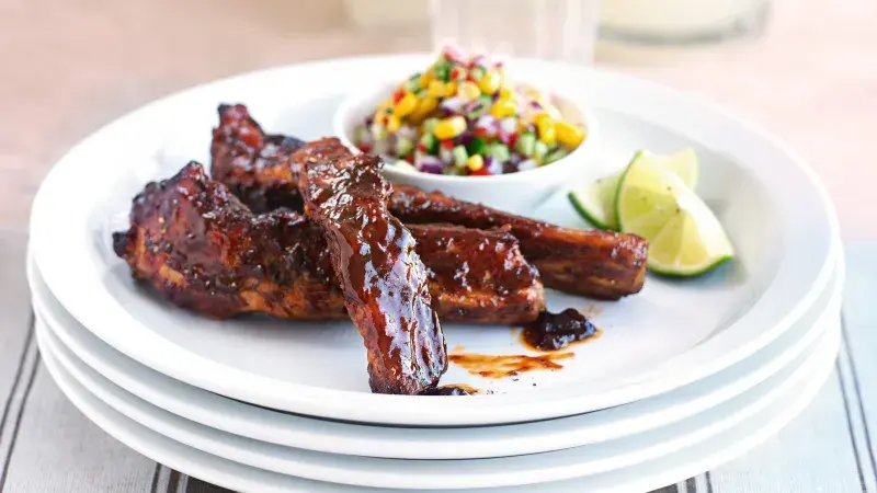 Vepřová žebírka s kukuřičným salátem