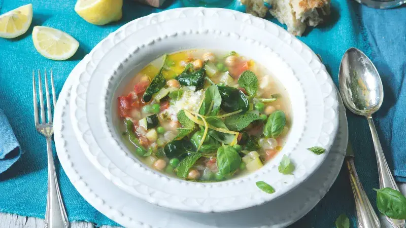 Zelená minestrone s cizrnou a citronem