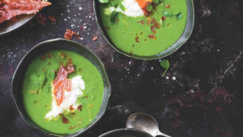 Zelené gazpacho s prosciuttem a burratou