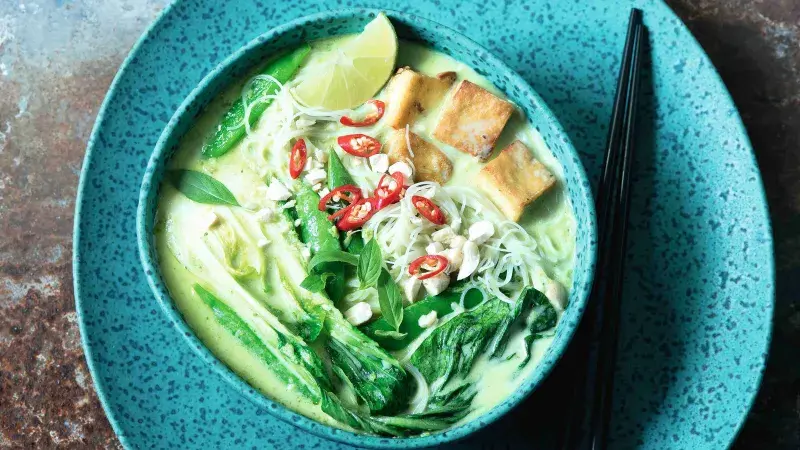 Zelené kari s tofu a rýžovými nudlemi