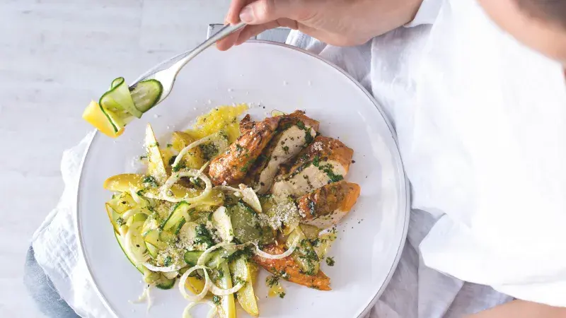 Kuře s okurkovo-fenyklovým salátem